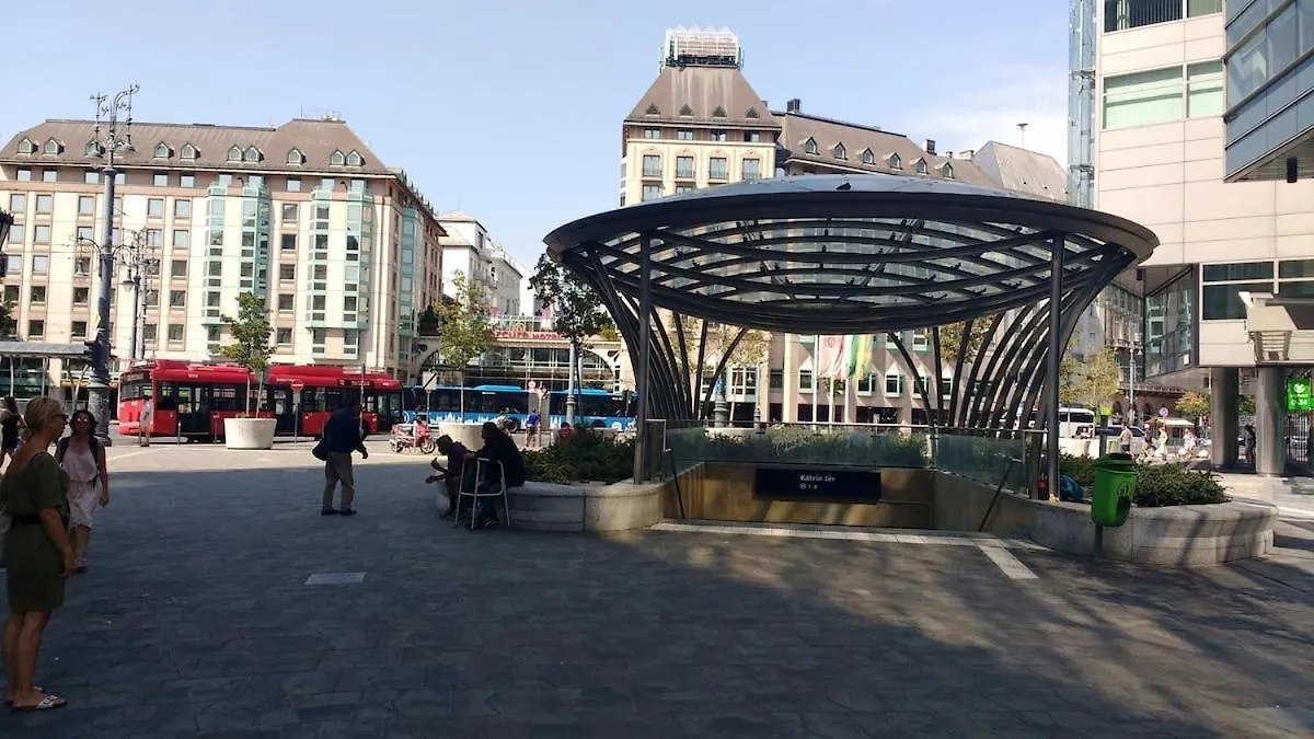 Palace District, Leisurely Nest In Crowded Dwntwn Budapest Hungary