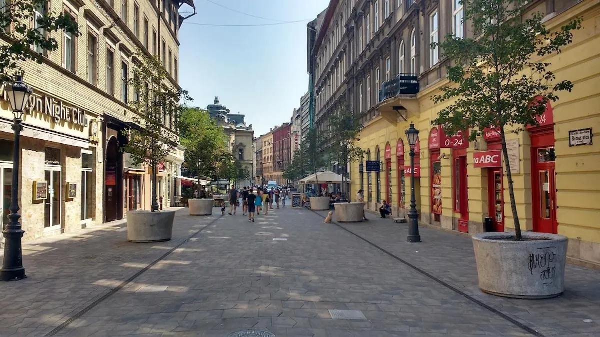 Apartment Palace District, Leisurely Nest In Crowded Dwntwn Budapest Hungary